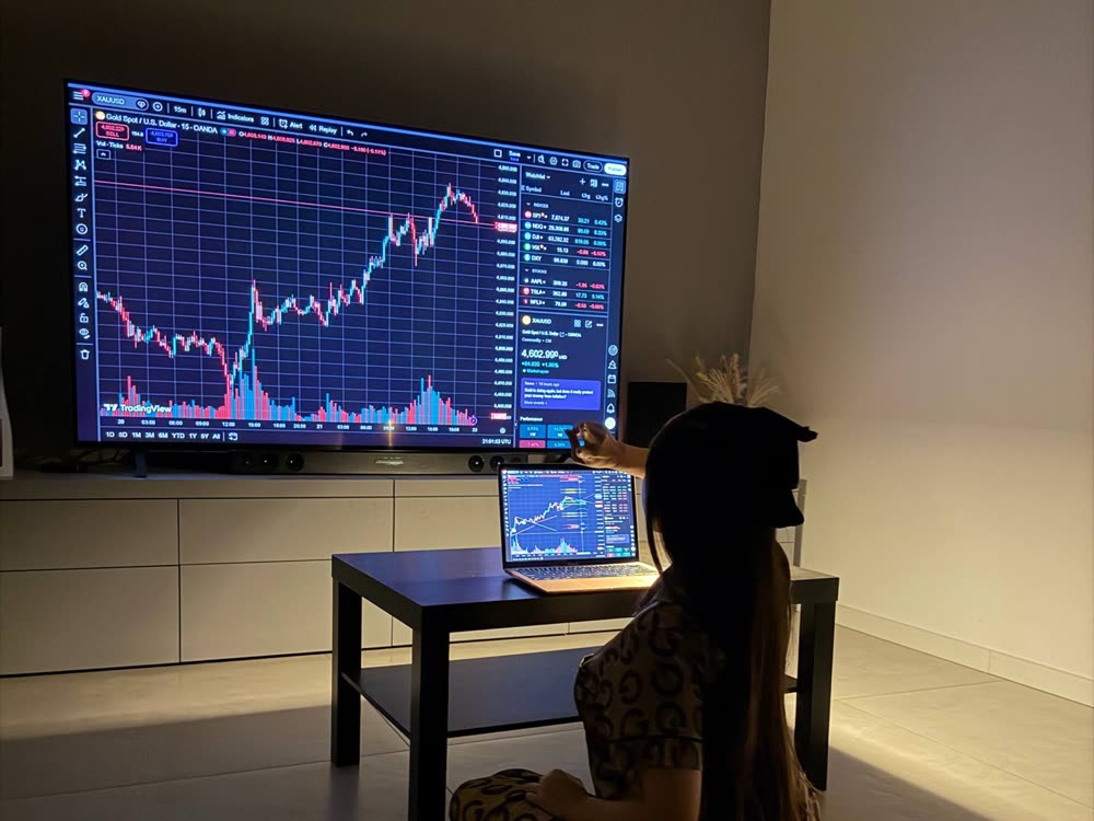 Dr. Ilizah sa trading desk niya, nakatingin sa gold chart